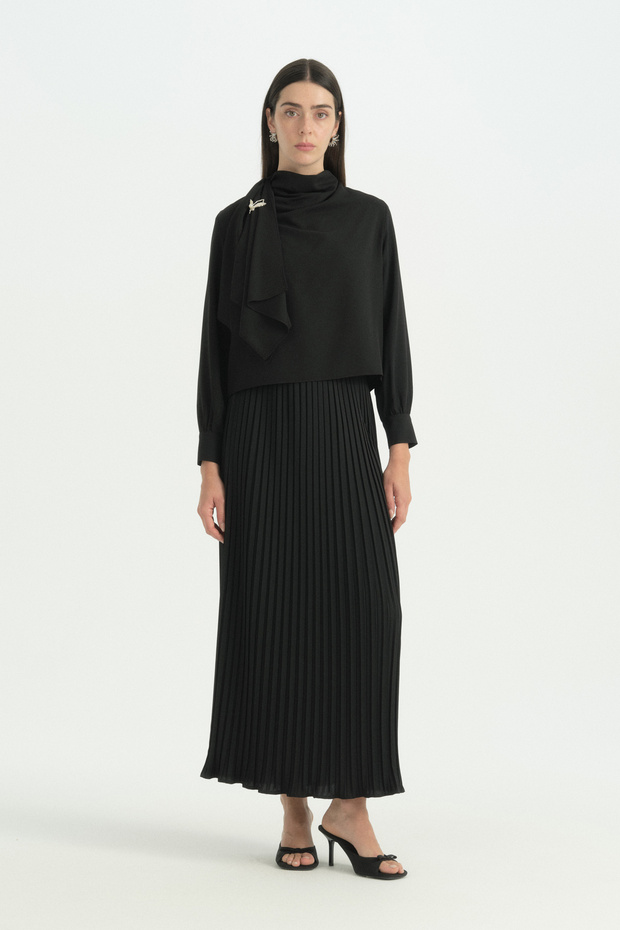 Brooch and Flounce Skirt Blouse Stylish Set - Black