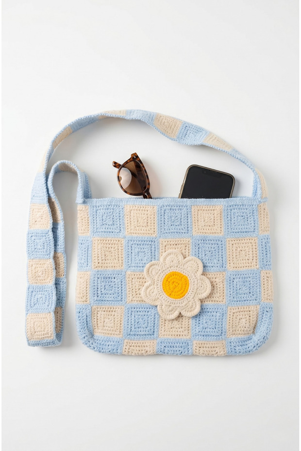 حقيبة كتف محبوكة يدويًا – نمط مربعات، تفاصيل كروشيه على شكل زهرة الأقحوان (Granny Square)