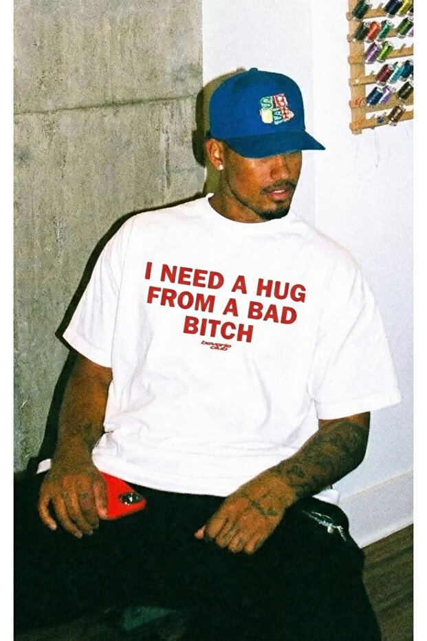 تي شيرت أبيض كبير الحجم مطبوع عليه I Need A Hug للجنسين