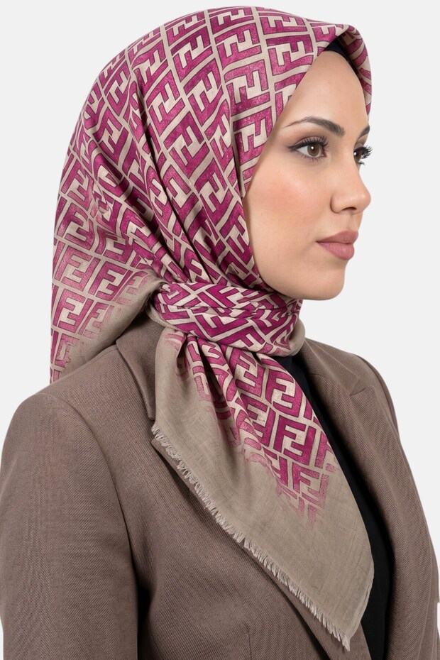 وشاح نسائي منقوش باللون الفوشيا F من ماركة مينك