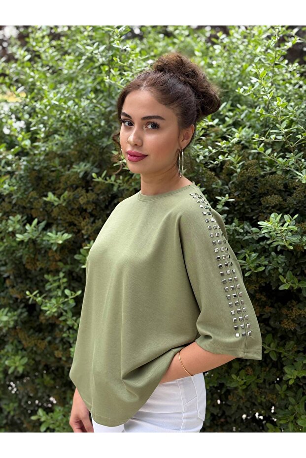 بلوزة نسائية مطرزة بتصميم حجري لامع