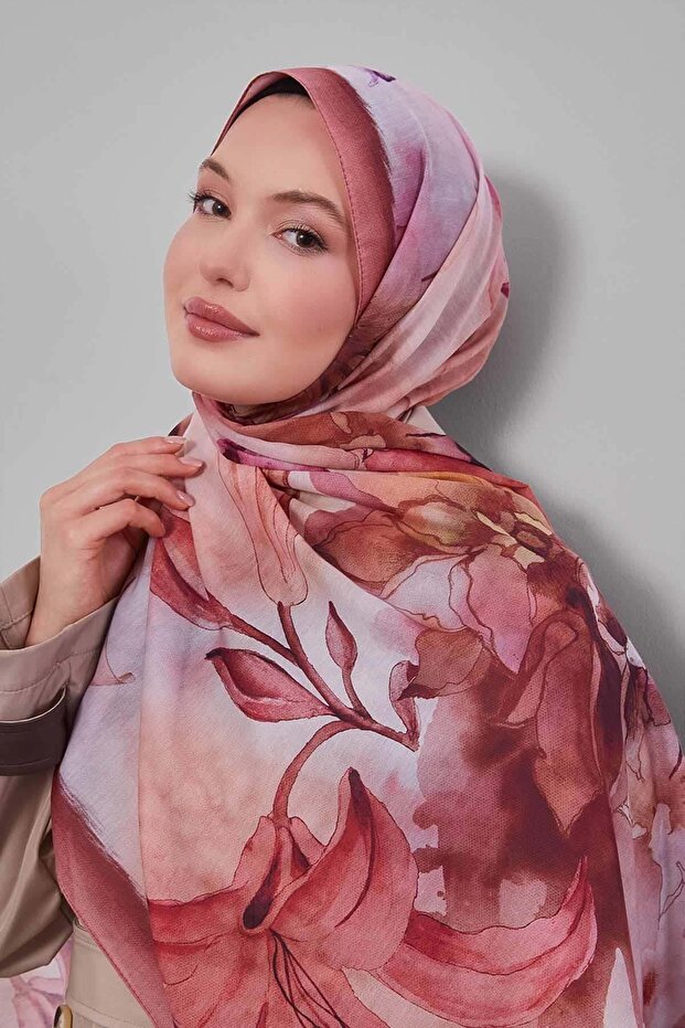 شال رياضي مطبوع عليه زهرة الزنبق
