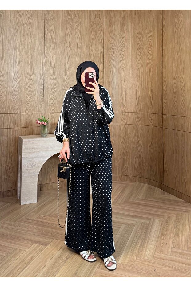 بدلة موحدة منقطة باللون الأسود