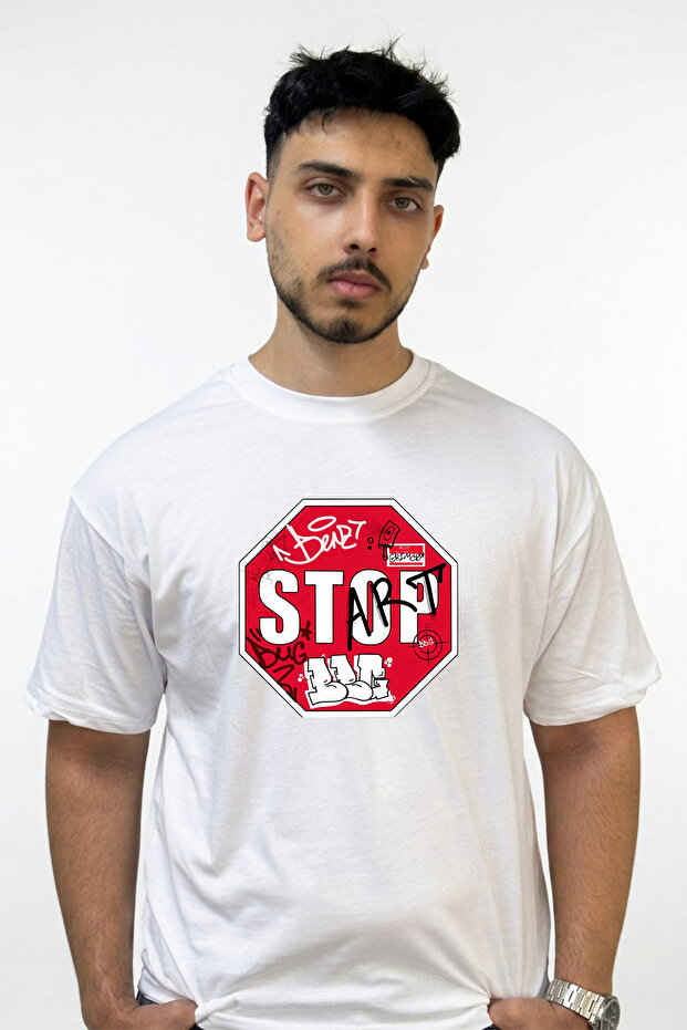 تي شيرت أبيض كبير الحجم مطبوع بتصميم Stop Graffiti