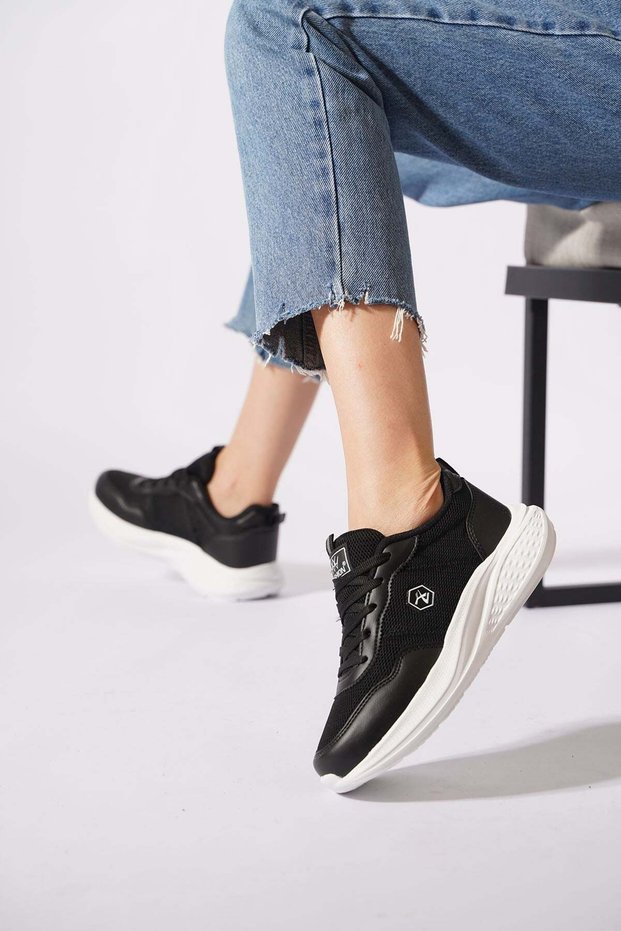 Gostera Ayna Anorak Women's Sports Shoes Black Skin