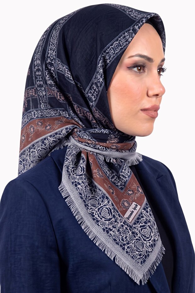 وشاح قطني مزخرف بنقشة زهور المنك باللون الأزرق الداكن