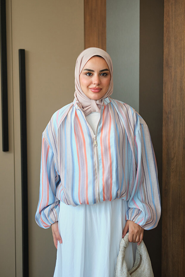 سترة نسائية من التول بتصميم ملون وسحاب أمامي باللون الأزرق