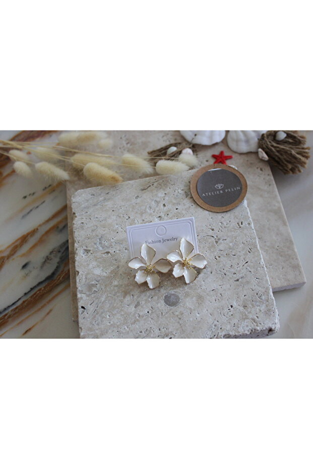 Cream Enamel Flower Model Earrings