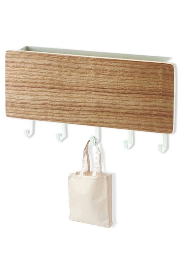 Wall-mounted key holder with 5 hooks and letter holder, made of ABS wood, no drilling required, measures 18x10x3 cm, wood color.