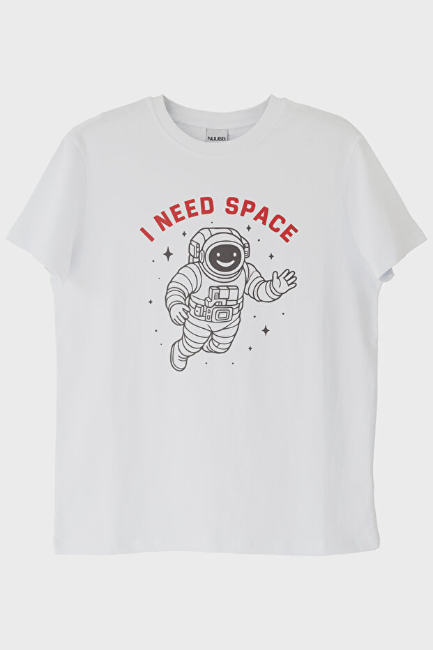 تي شيرت أبيض مطبوع بتصميم I NEED SPACE Astronaut