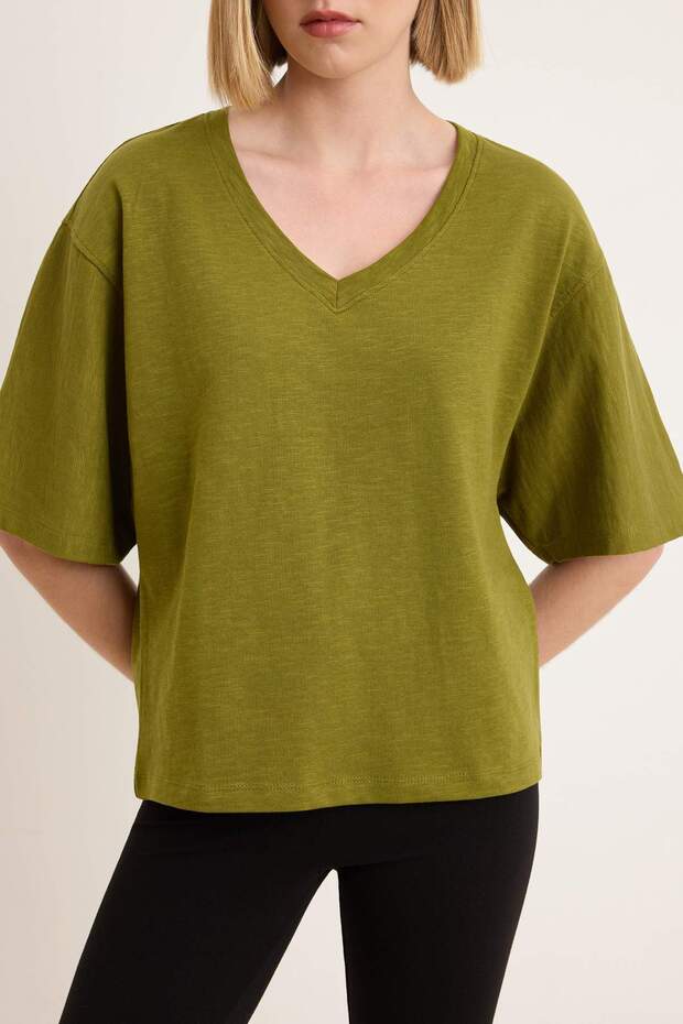 Yeşil Oversize V Yaka Düşük Kol Triko Görünümlü Örme T-shirt TWOSS26TS00279 - 3