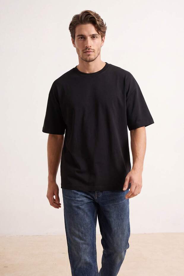Siyah Oversize/Geniş Kalıp Dökümlü Örme T-Shirt TMNSS26TS00076