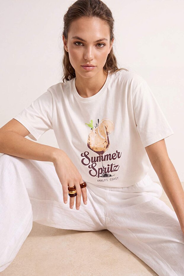 Trendyolmilla  Ekru Baskılı Oversize/Geniş Kalıp Kısa Kol Örme T-Shirt TWOSS26TS00335 - Görsel 3