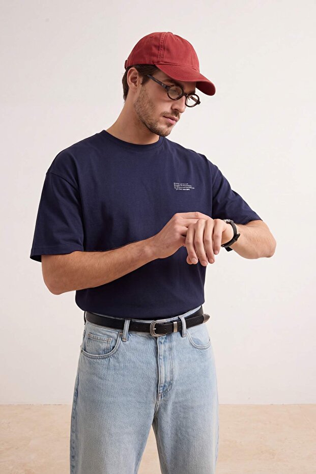 Lacivert Oversize %100 Pamuklu Bisiklet Yaka Minimal Yazı Baskılı Tok Kumaş T-shirt TMNSS23TS00084