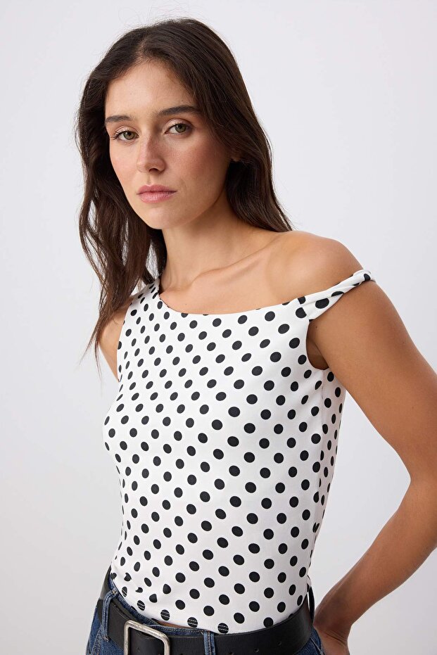 Ecru Polka Dot Fitted Asymmetrical Neckline Low Shoulder Sleeveless Stretchy Knitted Blouse Twoss26Bz01027