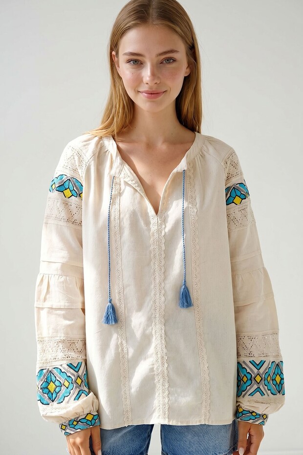 Women's Beige Crew Neck Scallop and Embroidered Balloon Sleeve Raw Linen Blouse