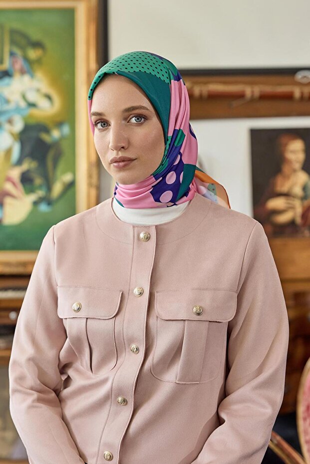 وشاح حريري منقوش برغبة