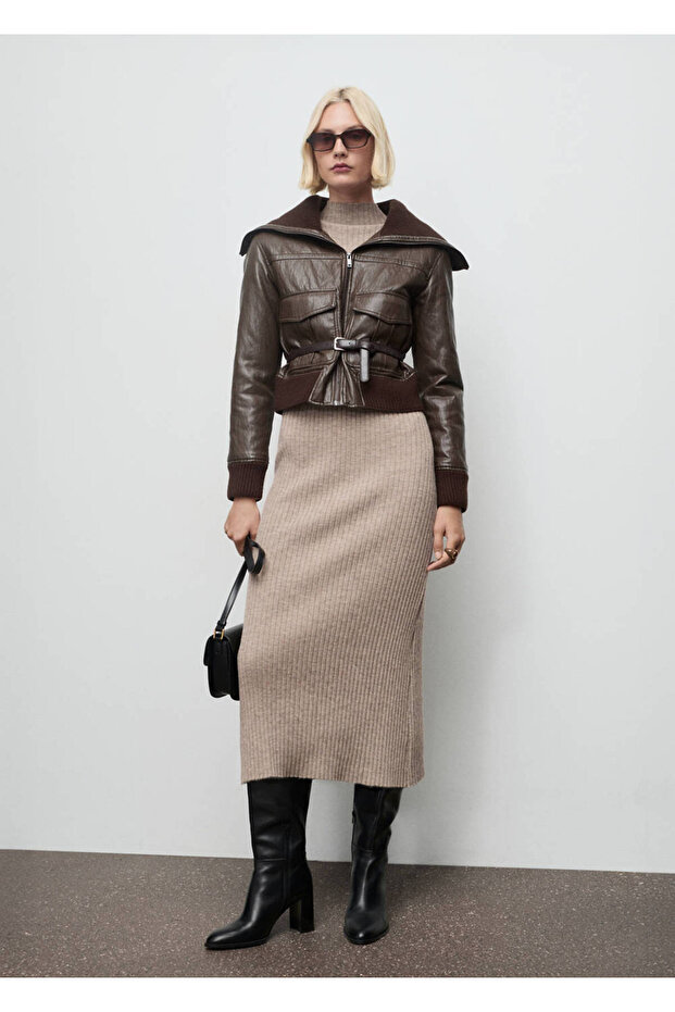 Geripptes Kleid mit Perkins-Kragen - 2