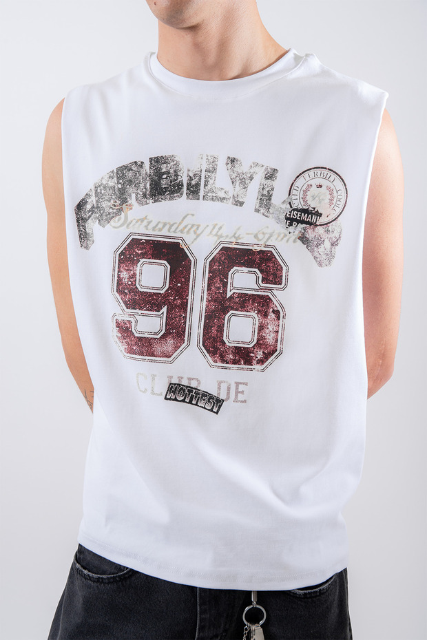 96 تي شيرت أبيض مطبوع بدون أكمام