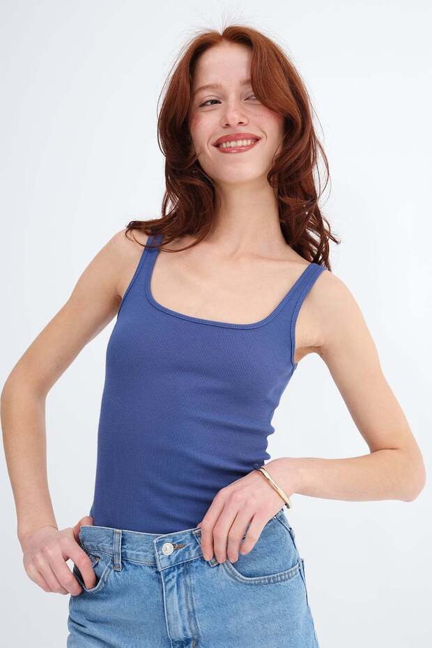 قميص بدون أكمام أساسي بحزام سميك A13404-J5 - 2