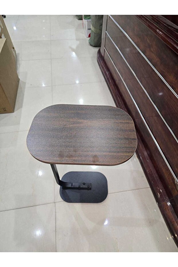 طاولة قهوة عصرية | طاولة جانبية على شكل حرف C بلون بني مع إطار أسود مقاس 60x29x39 سم - 7