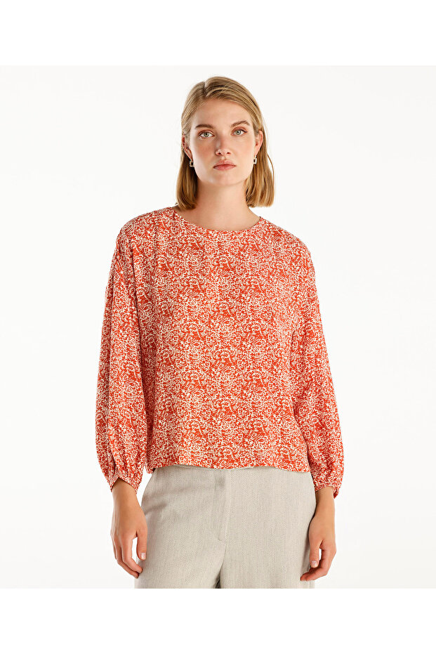 بلوزة بتفاصيل خلفية