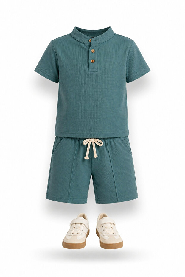 طقم شورت من قماش الوافل ذو اللون الموحد مع ياقة مميزة وأزرار
