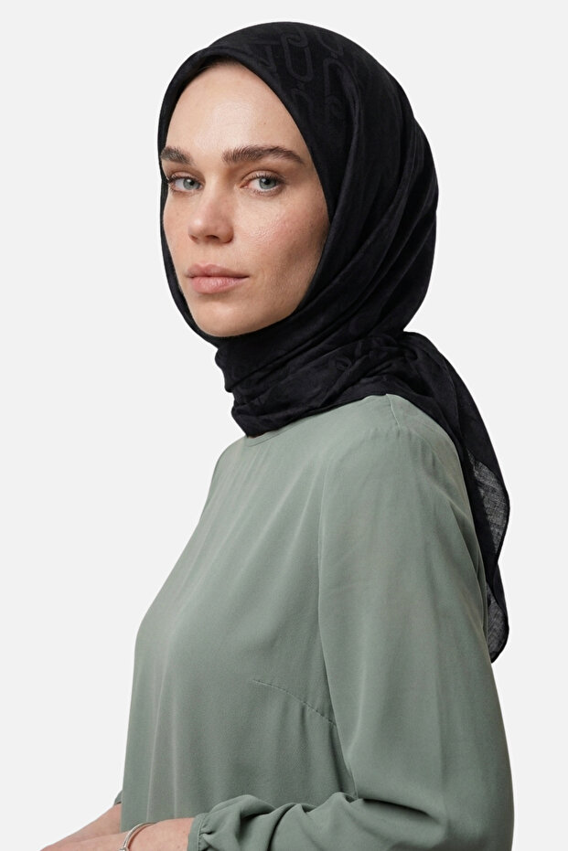 وشاح منقوش بسلسلة من أيروبين جاكار باللون الأسود