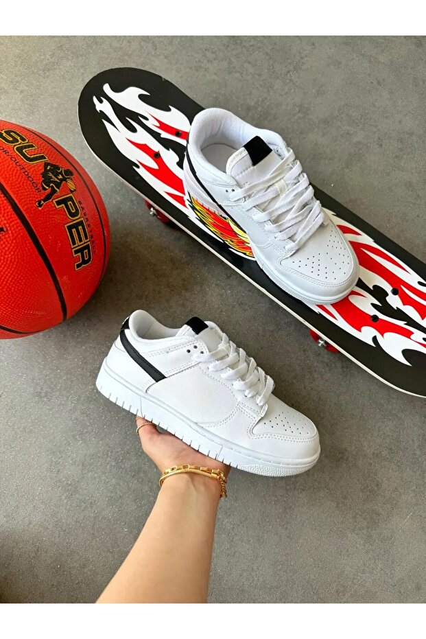 حذاء رياضي أبيض وأسود من DK Low
