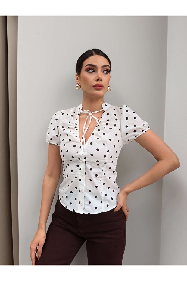 قميص منقط بربطة عنق