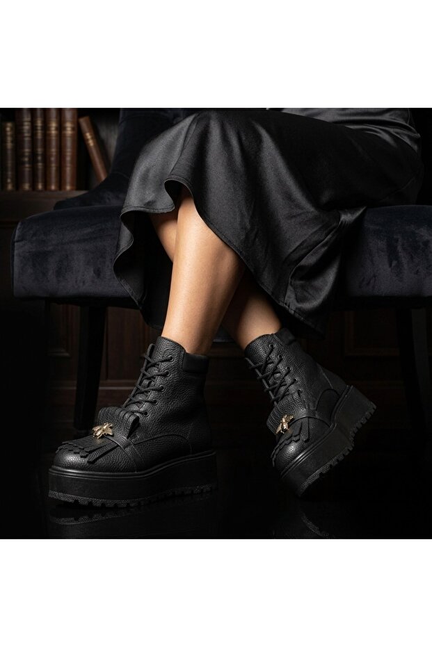 High-soled boots with a bee - 3
