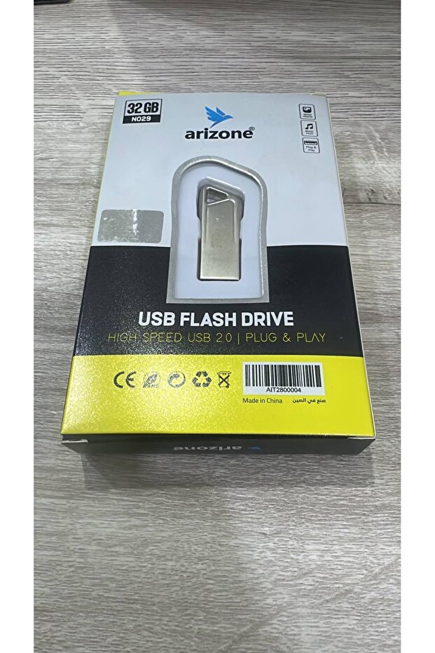ذاكرة فلاش من العلامة التجارية بسعة تخزين 32 جيجابايت.تتميز بفتحة USB 2.0
