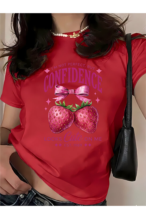تي شيرت قطني كبير الحجم مطبوع عليه شعار Strawberry Confidence