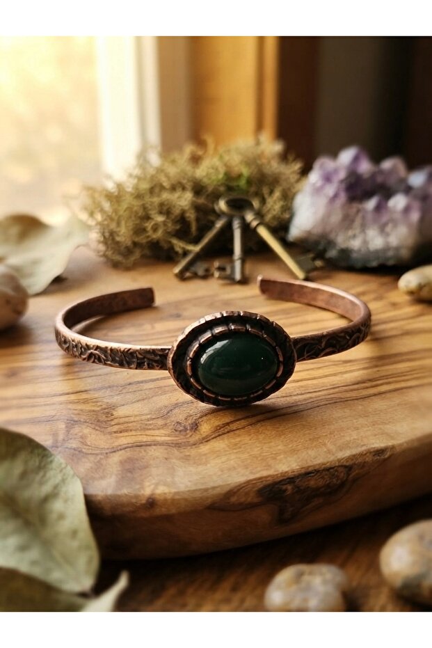 سوار نحاسي قابل للتعديل بتصميم أصيل مرصع بحجر اليشم