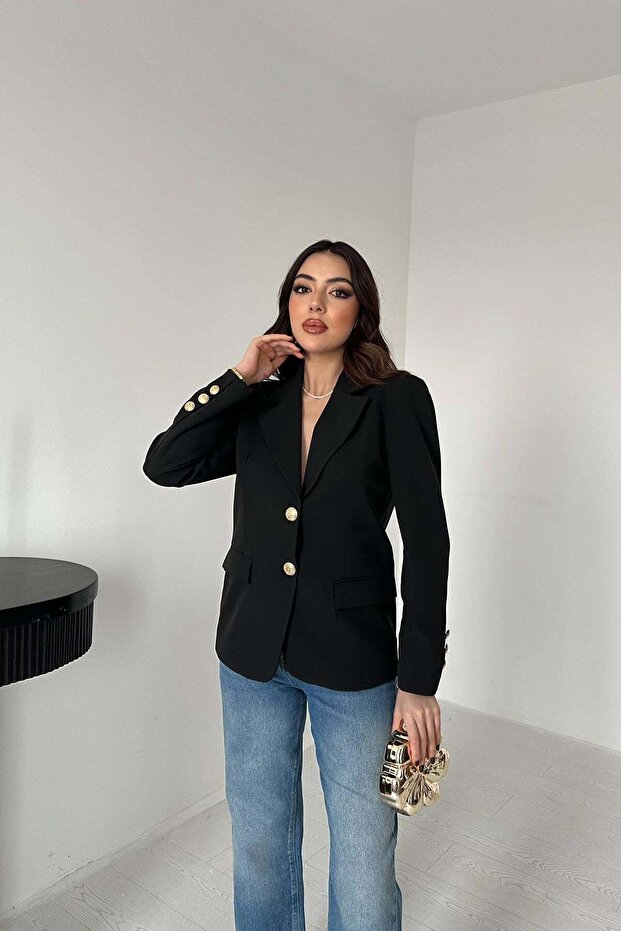 سترة نسائية سوداء اللون بأزرار ذهبية وياقة وأكمام طويلة