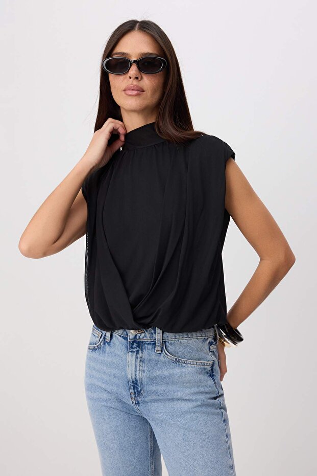 Siyah Regular/Normal Kalıp Dik Yaka Kolsuz Büzgülü Tül Örme Bluz TWOSS26BZ00775