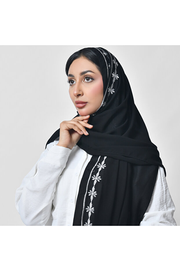 طرحة سوداء بتطريز فضي زاهي