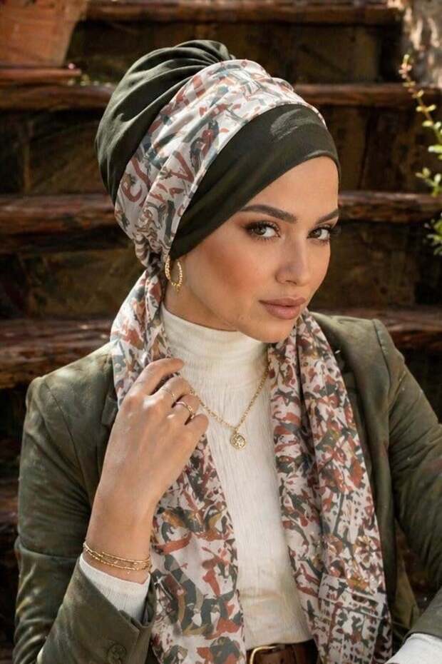 وشاح بنمط بني كاكي مع قبعة