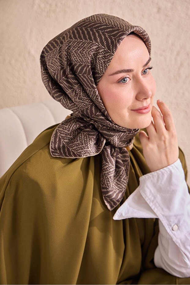 وشاح حرير تويل بنمط بسيط بني غامق 90x90