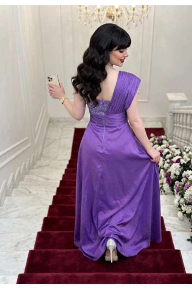 فستان بنفسجي لامع بتصميم كتف واحد