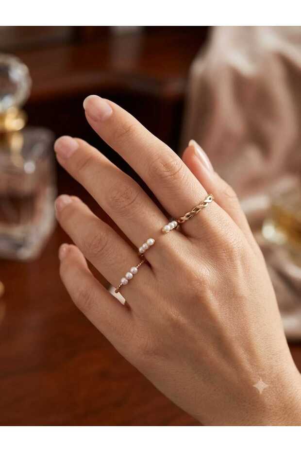 طقم خواتم ذهبية اللون مكون من ثلاث قطع مزينة باللؤلؤ