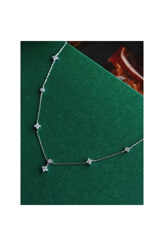 Silver Plated Chic Zircon Four-Leaf Clover Necklace for Women, a Minimalist Luxury Collarbone Chain.