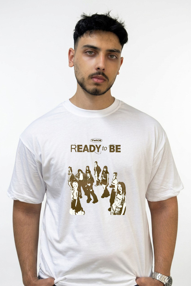 تي شيرت أبيض كبير الحجم مطبوع بتصميم Twice Ready to Be