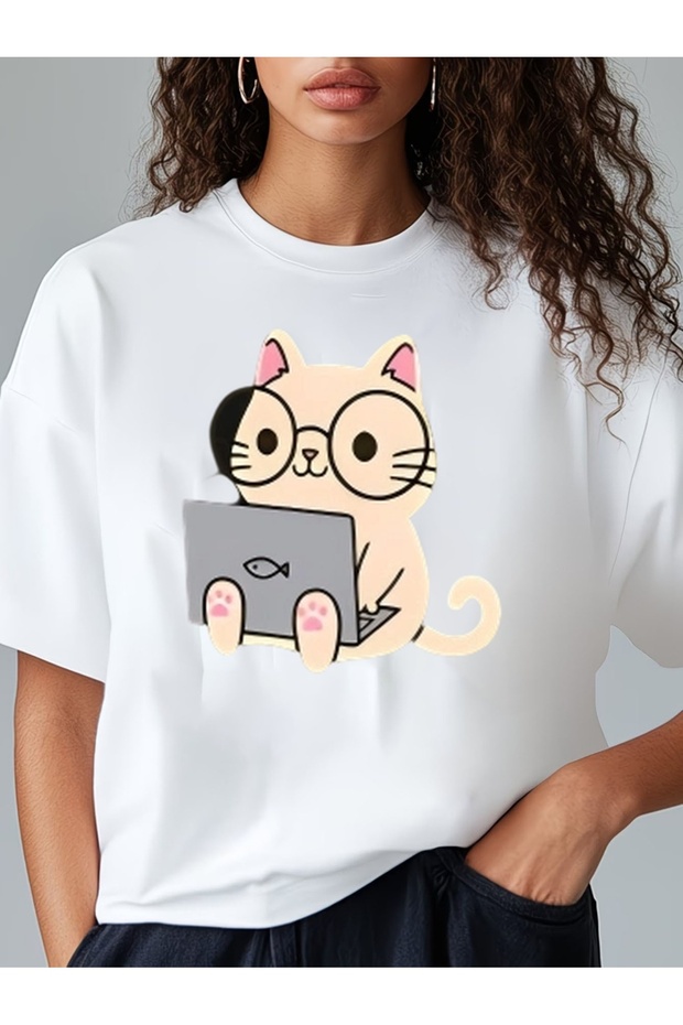 Nerd Neko: تي شيرت برسومات جرافيكية مع صورة قطة لطيفة تعمل على الكمبيوتر المحمول