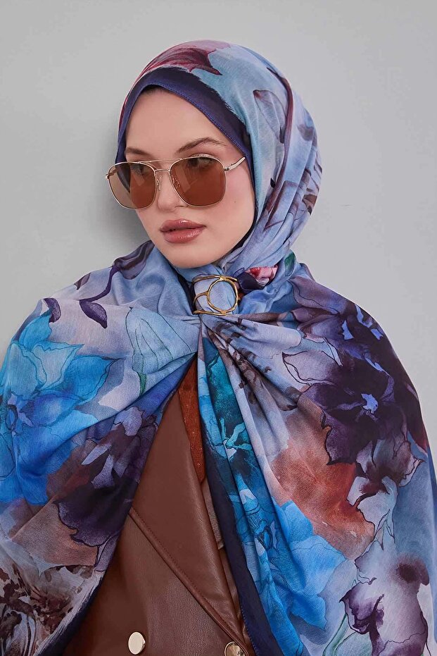 شال رياضي مطبوع عليه زهرة الزنبق باللون الأزرق الداكن