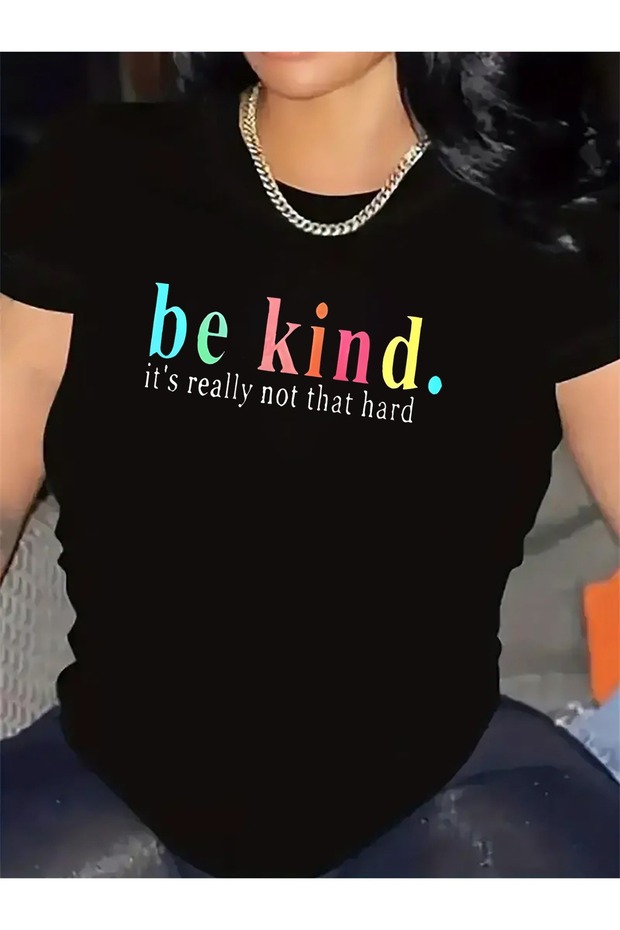 تي شيرت خفيف الوزن ومتين بأكمام قصيرة يتميز بتصميم 'Be Kind'، مثالي للاستخدام اليومي في المنزل أو العمل أو أماكن تقديم الطعام، ويقدم ملاءمة مريحة للبالغين.