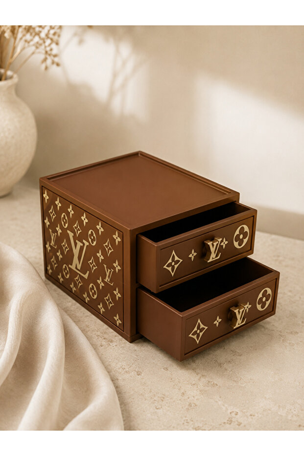 منظم مجوهرات وإكسسوارات من LV بتصميم منقوش مع درجين، صندوق تخزين مزخرف 17 سم