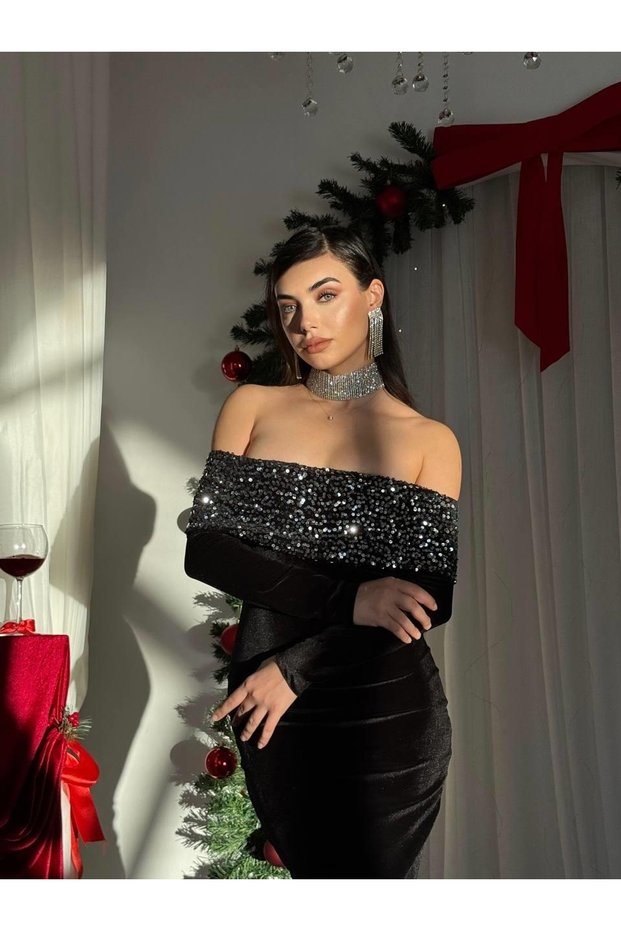 Women's Black Boat Neck Sequin Detailed Velvet Long Sleeve Midi Dress
