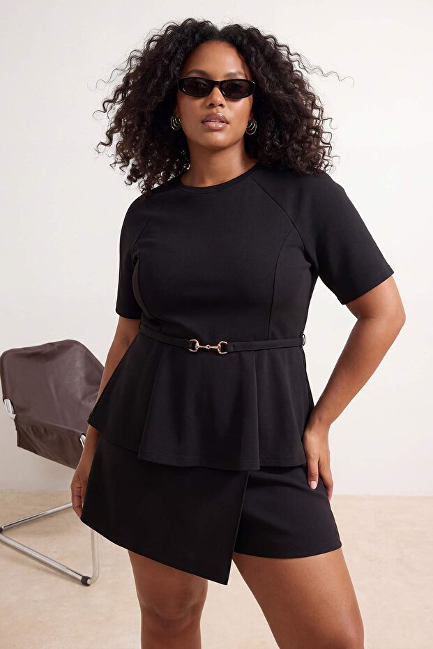 Siyah Peplum Reglan Kol Kısa Kollu Aksesuar Detaylı İnterlok Örme Bluz TBBSS26AF00179 - 3