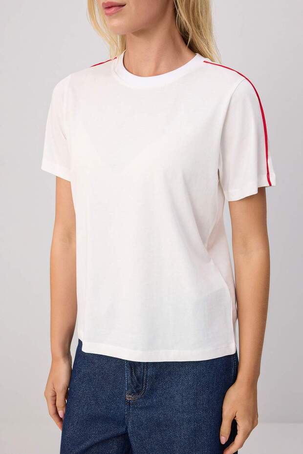 Ekru Regular/Normal Kalıp Biye Detaylı Kısa Kol %100 Pamuk Örme T-shirt TWOSS26TS00322 - 4